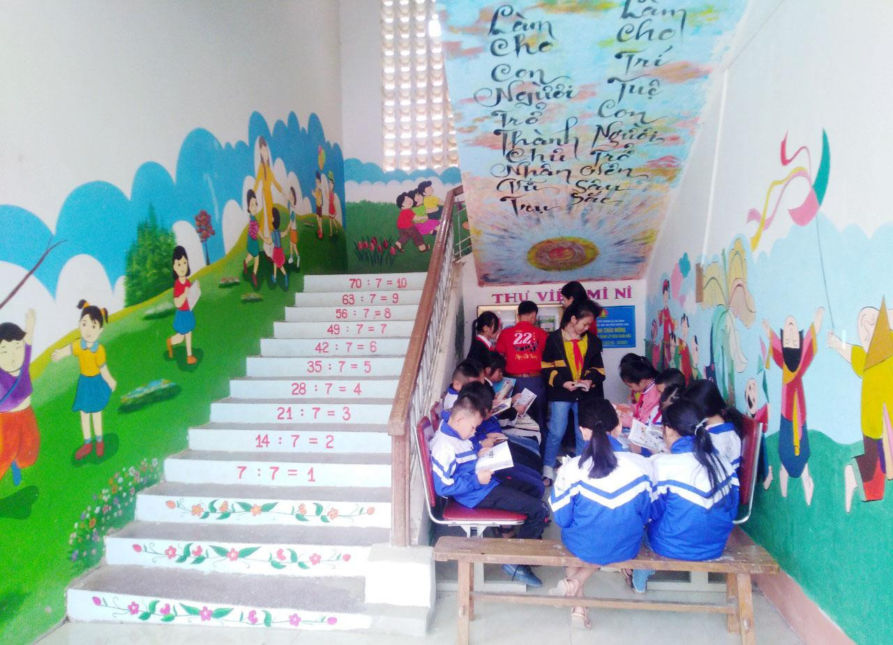 Nhiều trường học đã tận dụng không gian gầm cầu thang làm góc đọc sách cho học sinh. Tại đây, các bức tường được trang trí bắt mắt với những khẩu hiệu, hình vẽ ngộ nghĩnh nhằm thu hút và khuyến khích việc đọc cho các em.