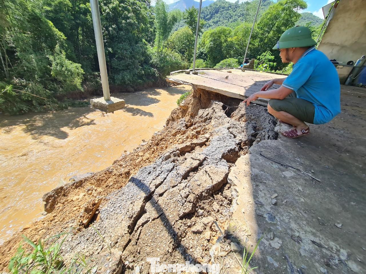 Sạt lở ta-luy âm ăn sâu vào nhà dân sinh sống sát quốc lộ 7 Sạt lở ta-luy âm ăn sâu vào nhà dân sinh sống sát quốc lộ 7