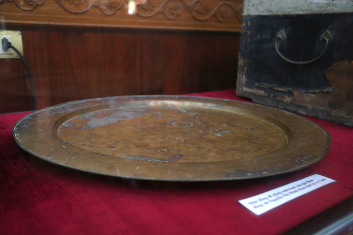 Ấm tích, bát đĩa, đồ dùng sinh hoạt của gia đình bà Nguyễn Thị Minh Khai thời kỳ còn ở Vinh.