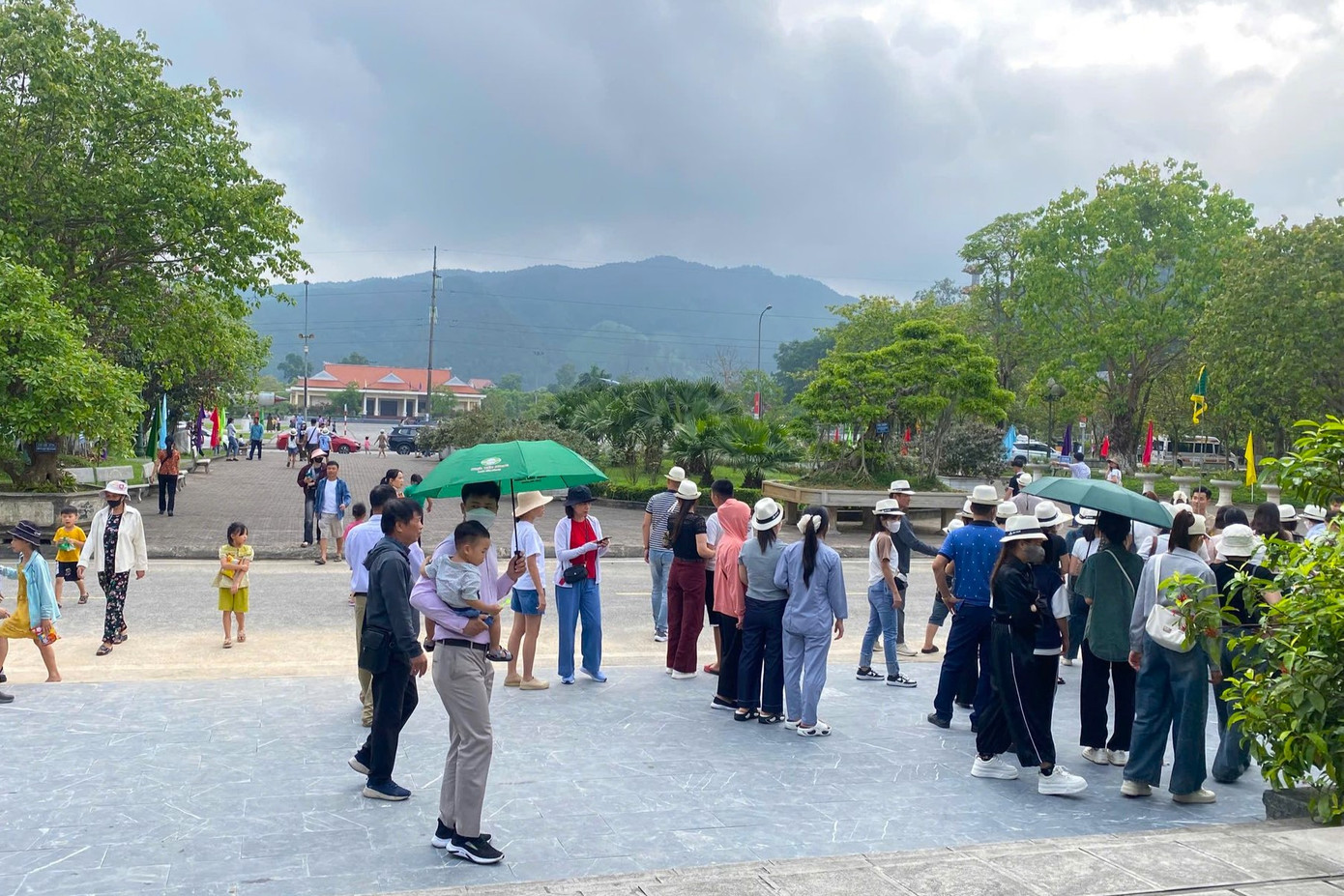 Từng dòng người về thăm tọa độ lửa Truông Bồn trong dịp nghỉ lễ 30/4, trong đó có nhiều cựu chiến binh.