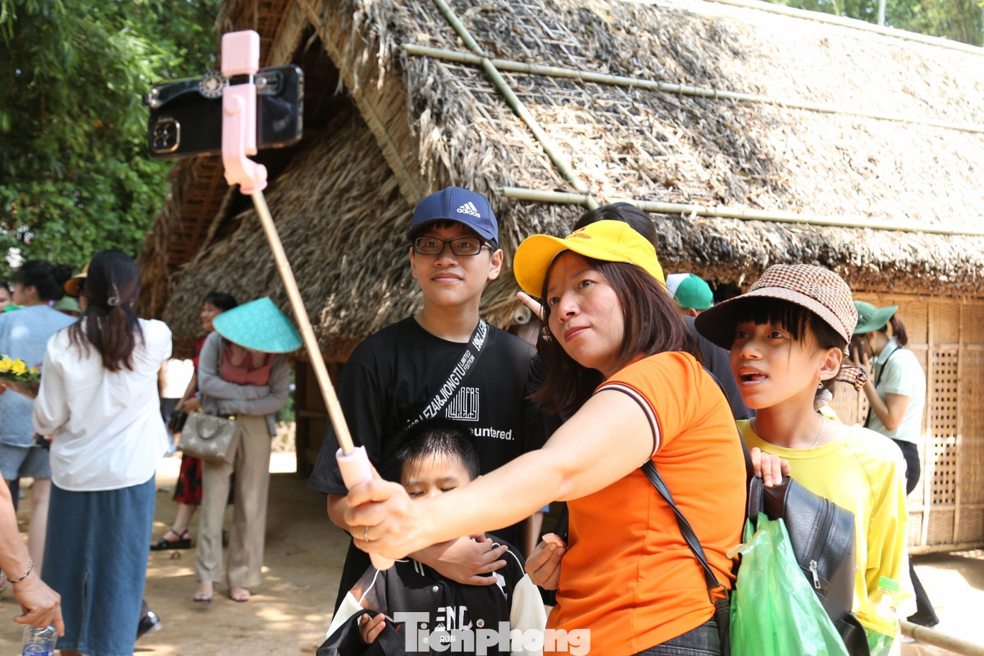 Một gia đình nhỏ lưu lại khoảnh khắc đẹp khi về thăm quê Bác.