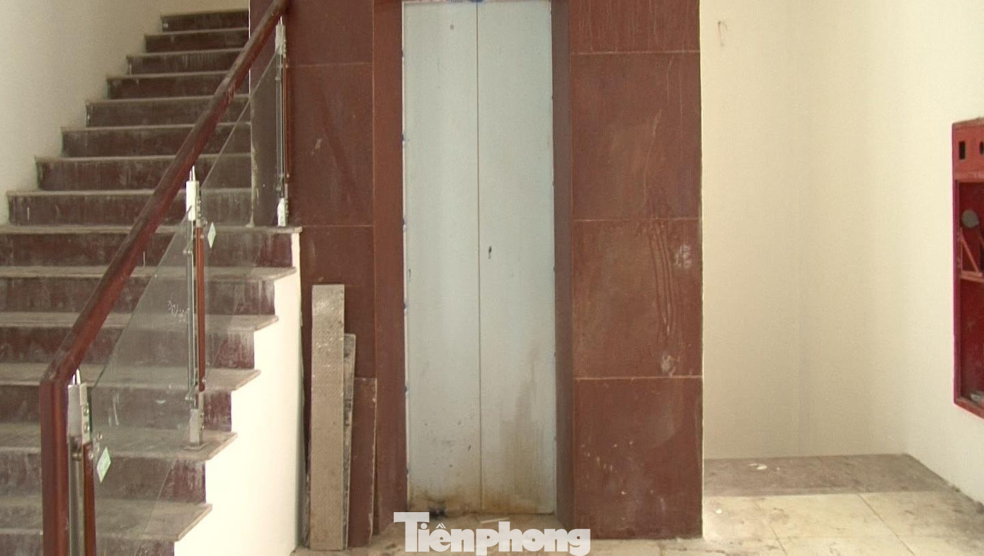 Phần kiến trúc bên trong khu vực thang máy tuy chưa bóc lớp vỏ bảo vệ nhưng đã có các vết gỉ sét, trần nhôm cũng đã xuất hiện nhiều hư hỏng.