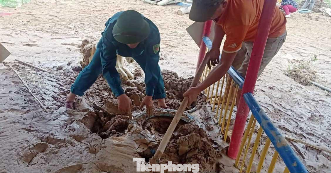 Các trò chơi của trẻ 'chìm' trong bùn đất Các trò chơi của trẻ 'chìm' trong bùn đất