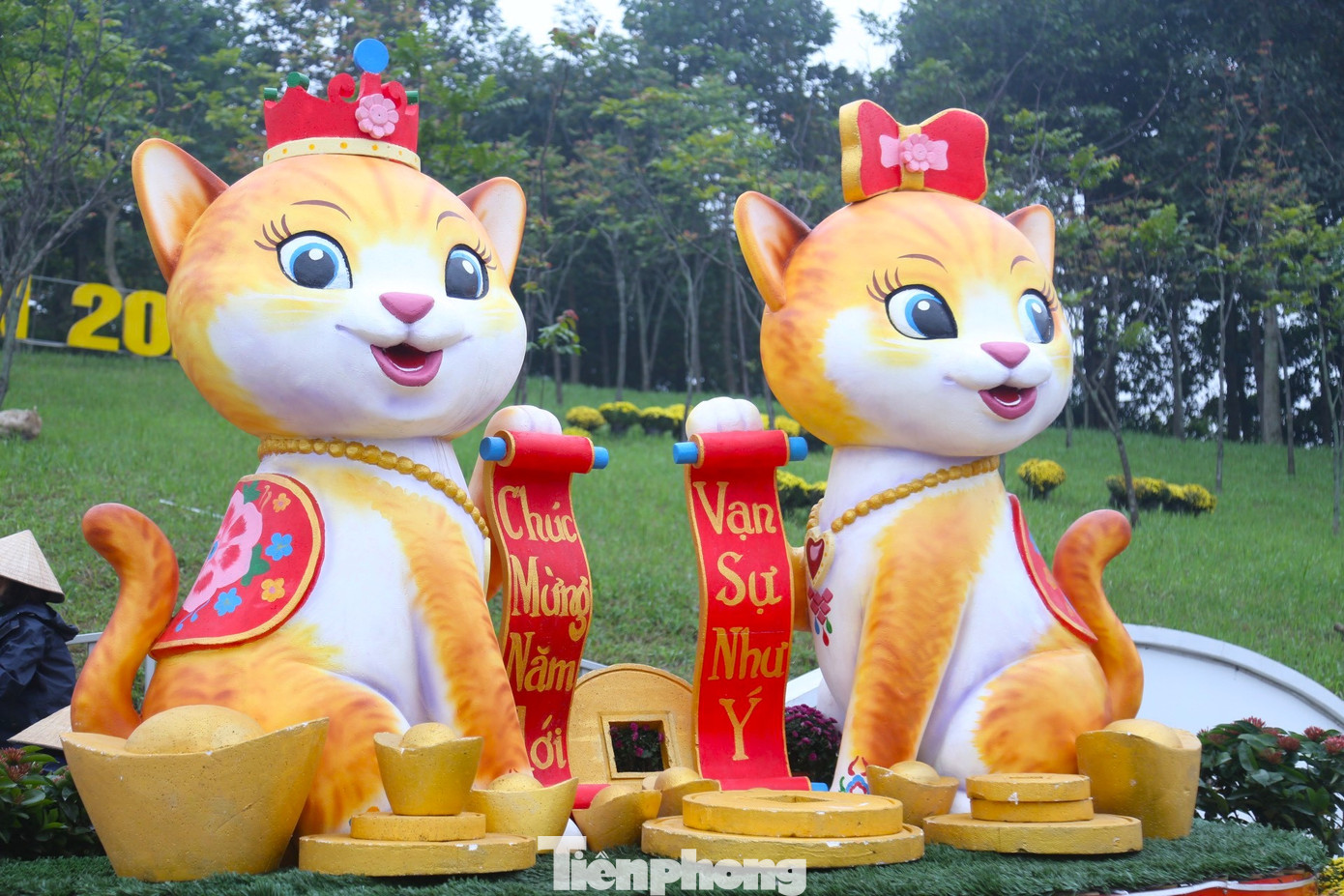 "Chủ đề năm nay là "Tết thịnh vượng, gia đình hạnh phúc". Hai linh vật là vua mèo và công chúa mèo chứ không phải vợ chồng mèo như mọi người nhầm tưởng. Chúng tôi sử dụng hình tượng cha - con bởi muốn truyền tải thông điệp về sự kế cận, tiếp nối trong quá trình xây dựng và phát triển thành phố. Mặt khác, việc sử dụng hình ảnh công chúa mèo còn mang thông điệp về sự bình đẳng giới, không phân biệt trai, gái", ông Dũng chia sẻ.