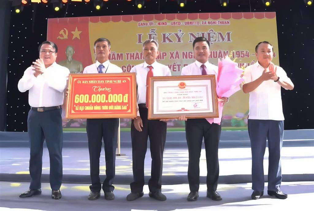 Trao Bằng công nhận xã đạt chuẩn nông thôn mới nâng cao cho xã Nghi Thuận dịp kỷ niệm 70 năm thành lập xã. Trao Bằng công nhận xã đạt chuẩn nông thôn mới nâng cao cho xã Nghi Thuận dịp kỷ niệm 70 năm thành lập xã.