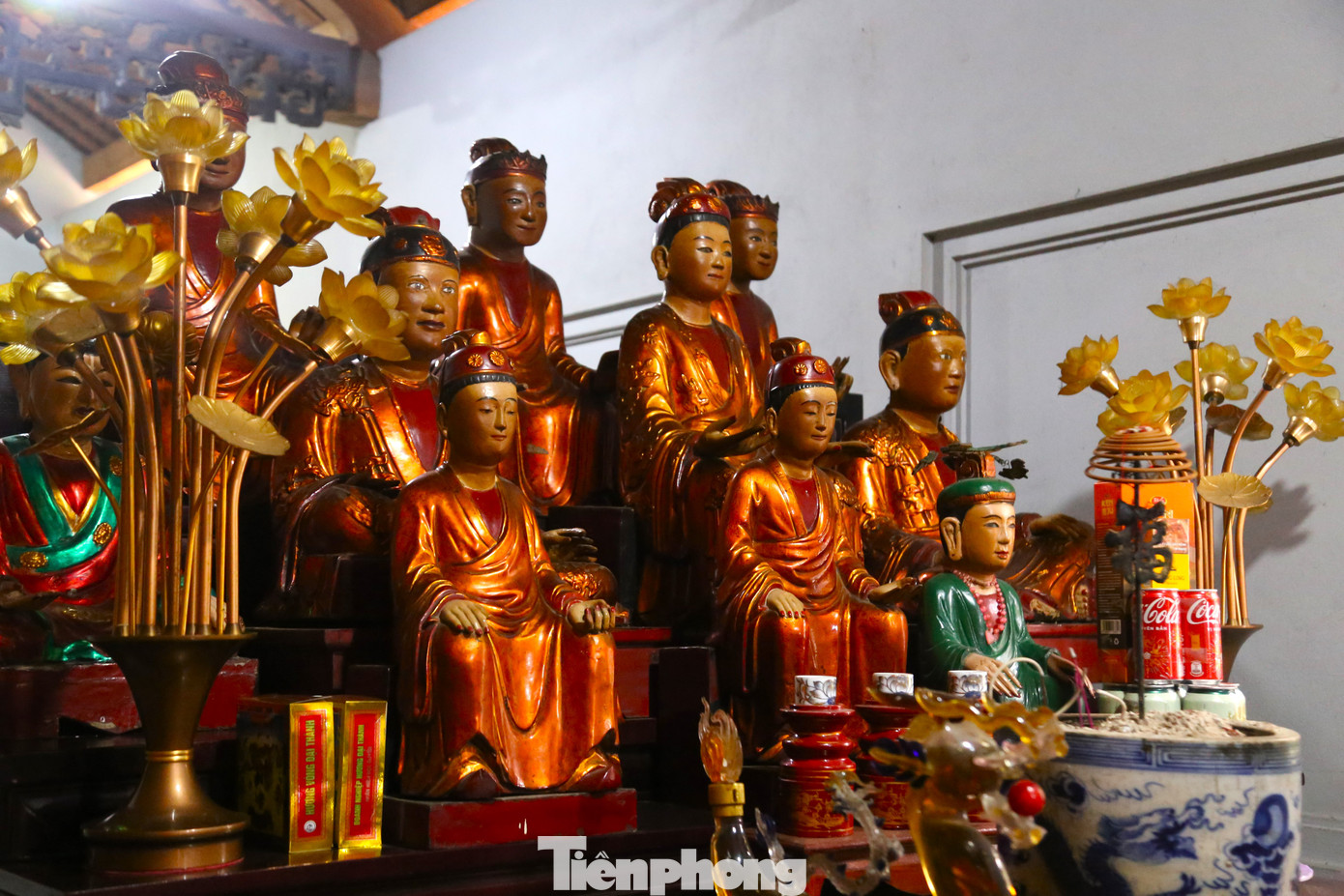 Hiện, đền Hồng Sơn còn pthờ nhiều nhân vật tiêu biểu như Chư Phật, Vua Hùng, Trần Quốc Tuấn, Tam Tòa Thánh Mẫu, quan Hoàng Mười… Hiện, đền Hồng Sơn còn pthờ nhiều nhân vật tiêu biểu như Chư Phật, Vua Hùng, Trần Quốc Tuấn, Tam Tòa Thánh Mẫu, quan Hoàng Mười…