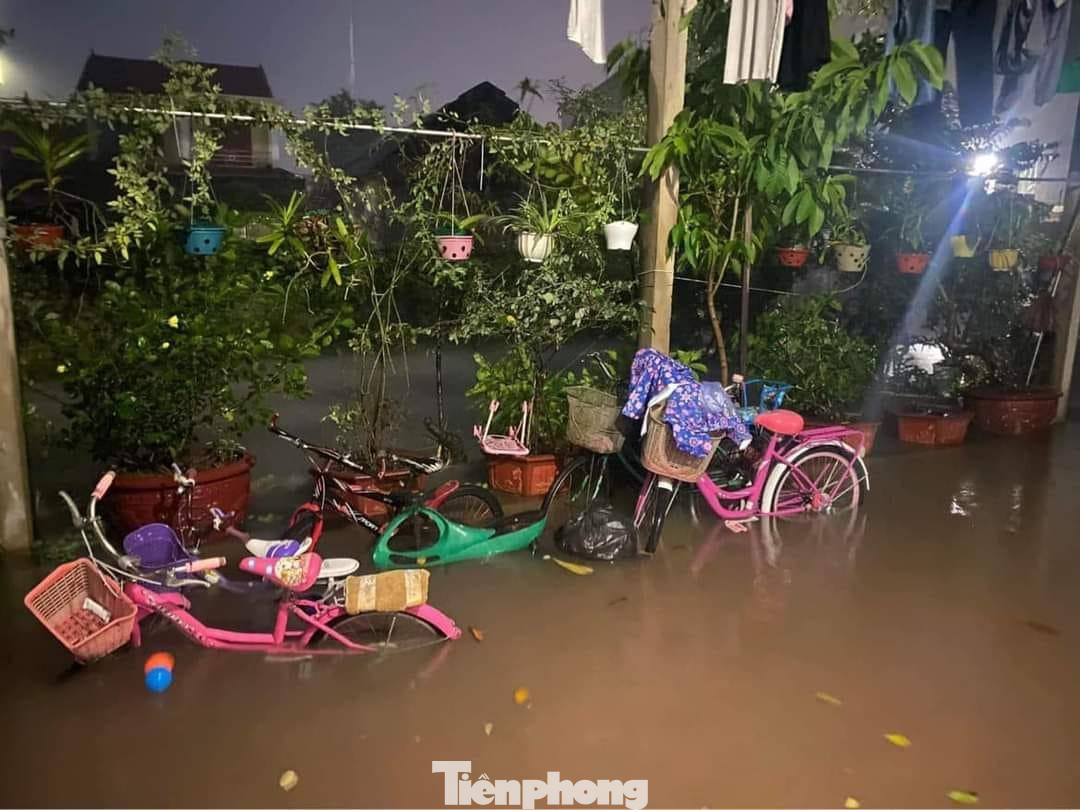 Tại thị trấn Cầu Giát (huyện Quỳnh Lưu, Nghệ An), trong đêm 28/9, hoàn lưu bão số 4 đã gây mưa lớn liên tục, khiến một số khu vực trên địa bàn bị ngập úng cục bộ. Tại thị trấn Cầu Giát (huyện Quỳnh Lưu, Nghệ An), trong đêm 28/9, hoàn lưu bão số 4 đã gây mưa lớn liên tục, khiến một số khu vực trên địa bàn bị ngập úng cục bộ.