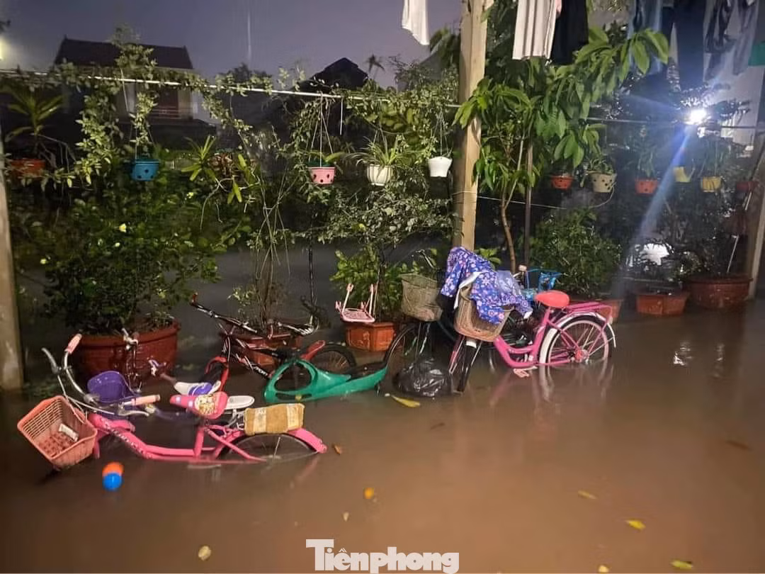 Tại thị trấn Cầu Giát (huyện Quỳnh Lưu, Nghệ An), trong đêm 28/9, hoàn lưu bão số 4 đã gây mưa lớn liên tục, khiến một số khu vực trên địa bàn bị ngập úng cục bộ.