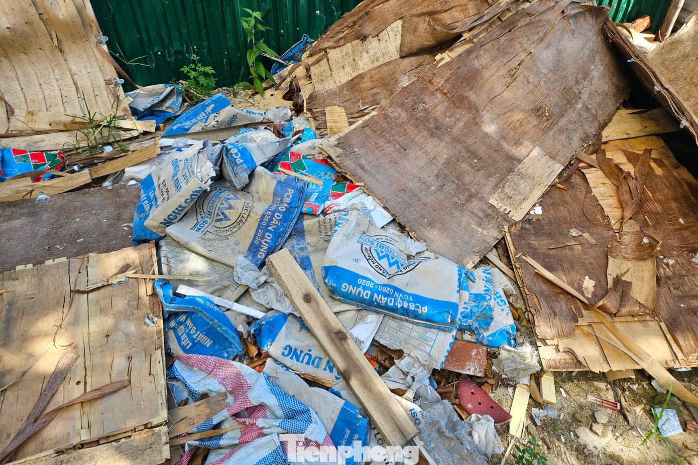 Mỗi ngày, thành phố Vinh thải ra khoảng 350 tấn rác sinh hoạt và con số này đang gia tăng nhanh chóng do quá trình đô thị hóa. Tình trạng vứt rác bừa bãi vẫn tiếp diễn ở nhiều khu vực, không chỉ làm mất mỹ quan đô thị mà còn tiềm ẩn nguy cơ ô nhiễm môi trường.