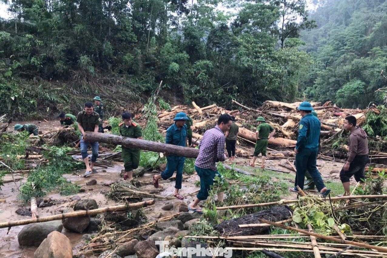 Lực lượng bộ đội, công an, dân quân, đoàn viên, thanh niên giúp đỡ người dân dọn dẹp bùn đất, gia cố lại nhà cửa và vận chuyển vật dụng bị hư hỏng ra khỏi khu vực nguy hiểm.