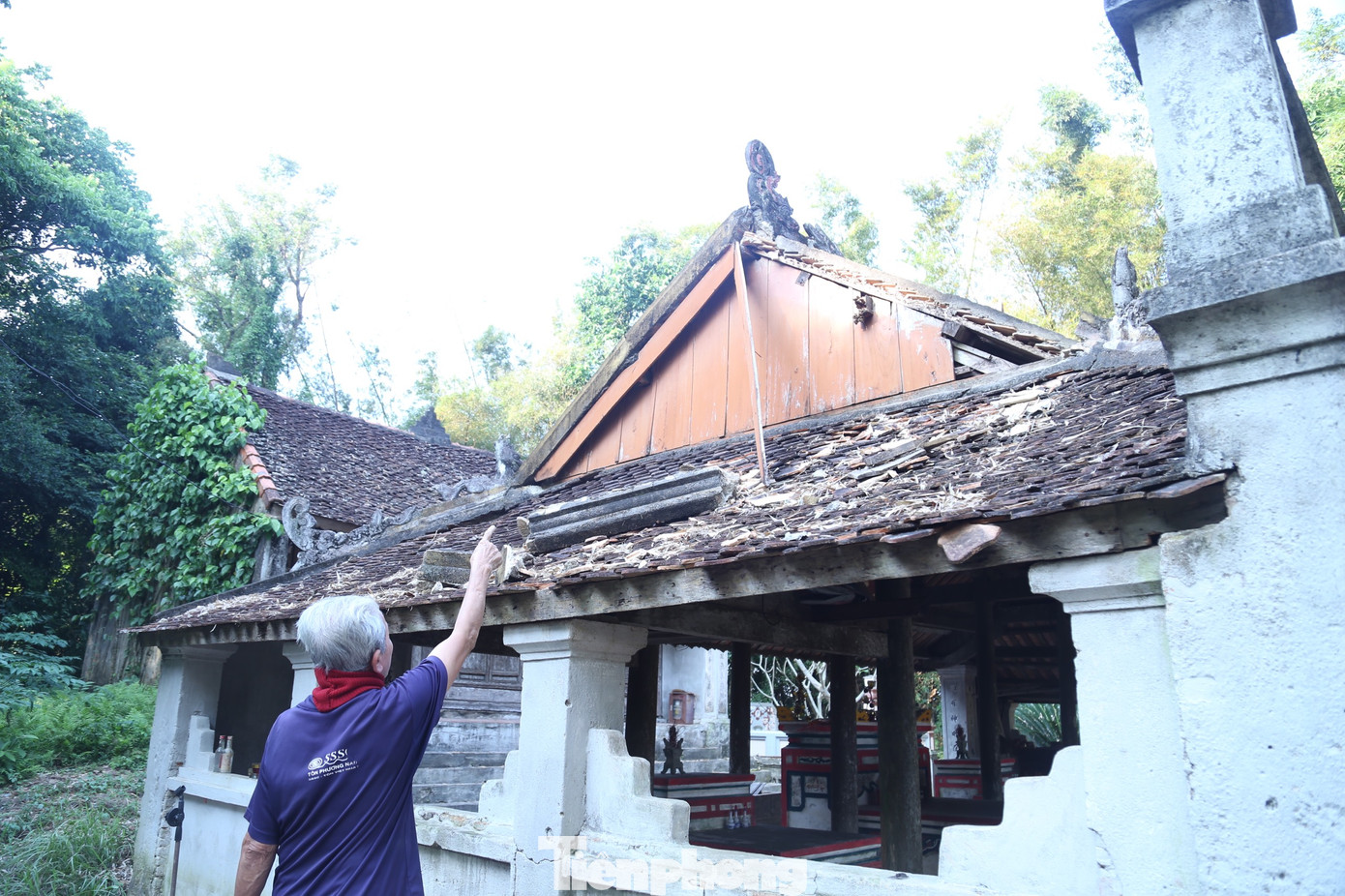 Ông Phạm Văn Lục, người trông coi đền cho biết: “Đền Rậm được xây dựng vào năm 1831, hoàn thành vào năm 1832. Đền Rậm không chỉ là chốn linh thiêng, nơi người dân khắp nơi về thắp hương chiêm bái mà còn là công trình kiến trúc nghệ thuật đặc sắc hiếm có. Năm 2008, đền Rậm được công nhận là di tích lịch sử kiến trúc, nghệ thuật quốc gia. Hiện phần mái hạ điện của đền Rậm ngoài bị hư hỏng nặng nề. Nhà tứ quan cấu kiện gỗ đã mục, ngói bị vỡ gây dột khi có mưa”.