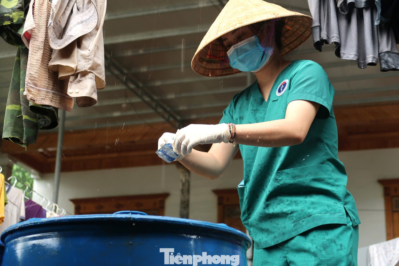 Nước đục phải dùng các loại hóa chất để khử khuẩn, làm bùn lắng xuống mới sử dụng được. Nước đục phải dùng các loại hóa chất để khử khuẩn, làm bùn lắng xuống mới sử dụng được.