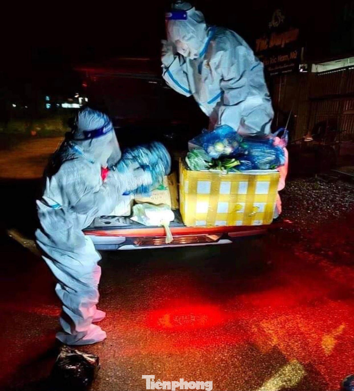 Bất kể ngày hay đêm, "áo xanh" vẫn xung kích nơi tuyến đầu chống dịch. Khi giao hàng ở những khu vực "vùng đỏ", nguy cơ lây nhiễm cao, ĐVTN đều phải mặc đồ bảo hộ để đảm bảo an toàn.