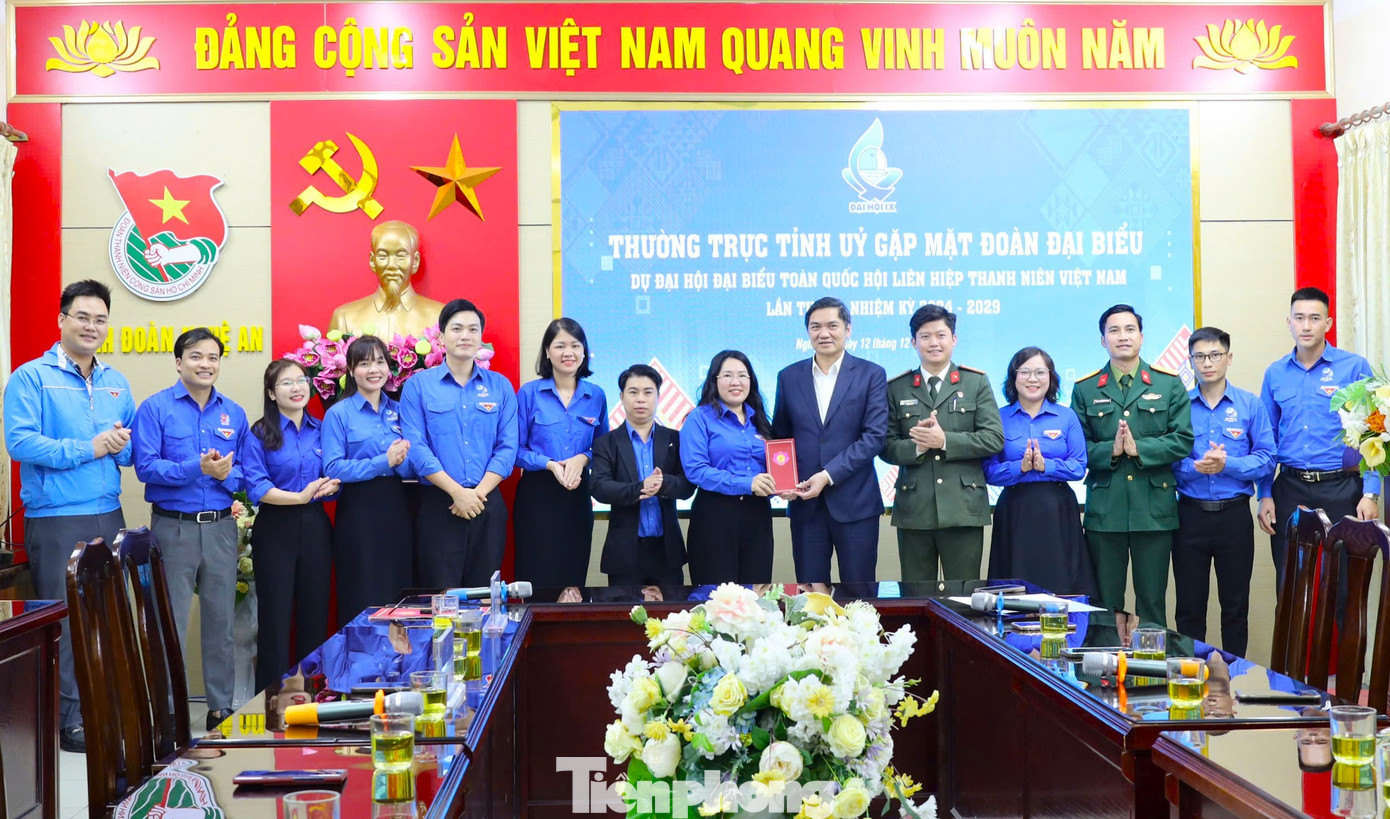 Phó Bí thư thường trực Tỉnh ủy Hoàng Nghĩa Hiếu tặng quà động viên đoàn đại biểu dự Đại hội đại biểu toàn quốc Hội LHTN Việt Nam lần thứ IX, nhiệm kỳ 2024 - 2029.