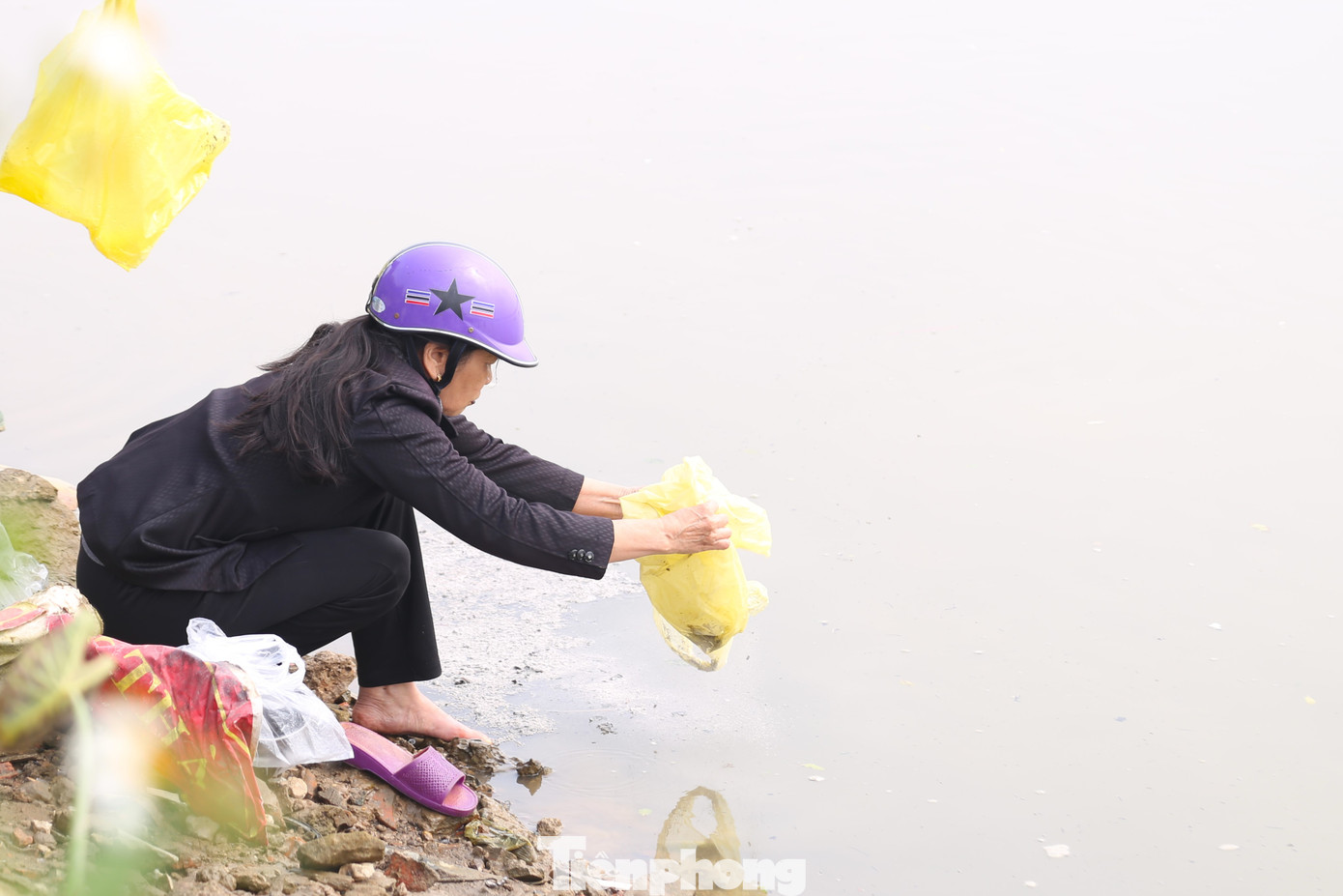 Nhiều người sau khi thả cá đã thả tro hương, đồ thờ xuống sông gây ô nhiễm môi trường. Không ít cá chép bị mắc kẹt khi người dân phóng sinh.