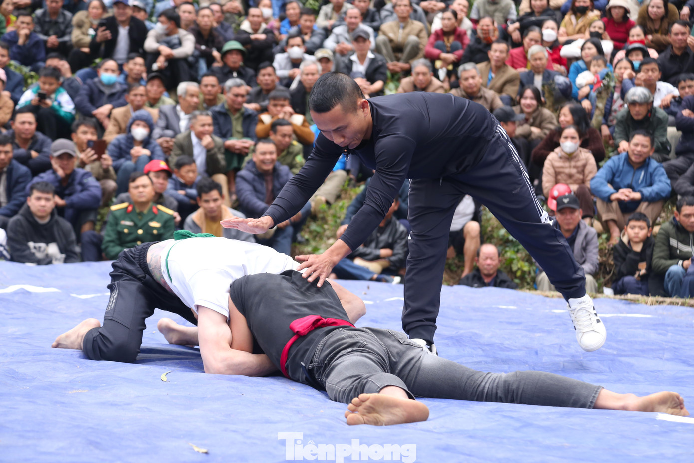 Theo quy định, các đô vật khiến đối thủ ngã, lưng chạm đất sẽ giành chiến thắng. Mỗi đô vật nếu giành chiến thắng liên tiếp không được thi đấu quá 3 trận.