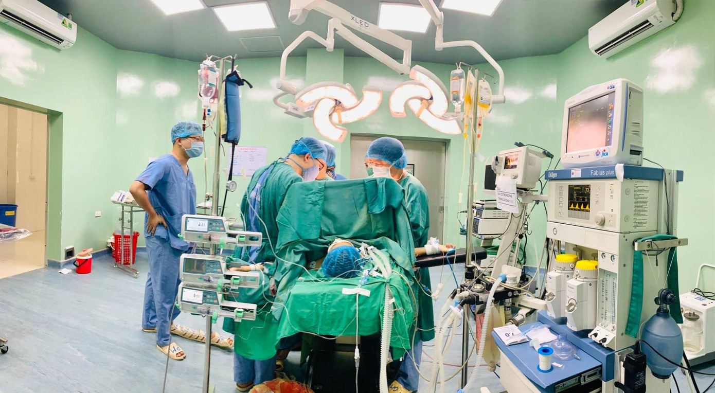 Các bác sỹ tại bệnh viện Sản Nhi Nghệ An phẫu thuật giành giật sự sống cho bé Thảo