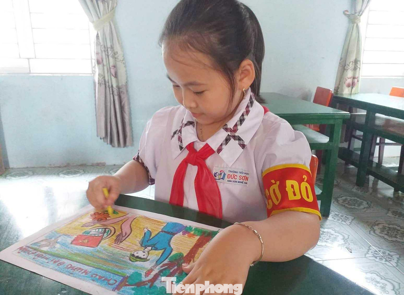 Em Lê Nguyễn Anh Thư, học sinh lớp 4A, Liên đội trưởng Liên đội trường Tiểu học Đức Sơn say sưa vẽ tranh.