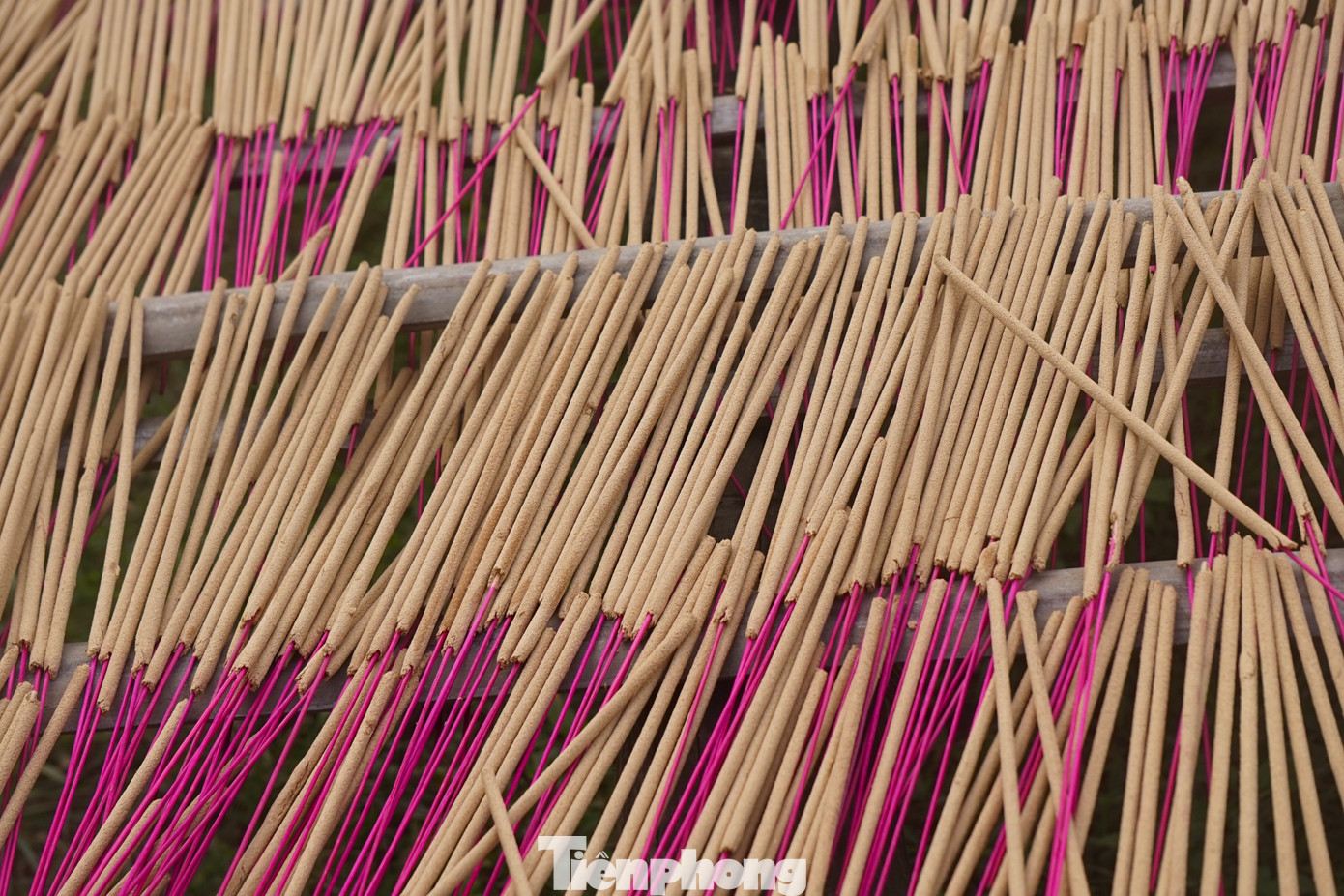 Hiện 100% hộ sản xuất hương ở làng nghề này cũng đã đầu tư mua sắm máy móc và trang thiết bị làm hương như máy trộn nguyên liệu, máy bắn que. Máy móc trang thiết bị hiện đại nên sản phẩm làm ra vừa đẹp, vừa đáp ứng nhu cầu và thị hiếu của người tiêu dùng.