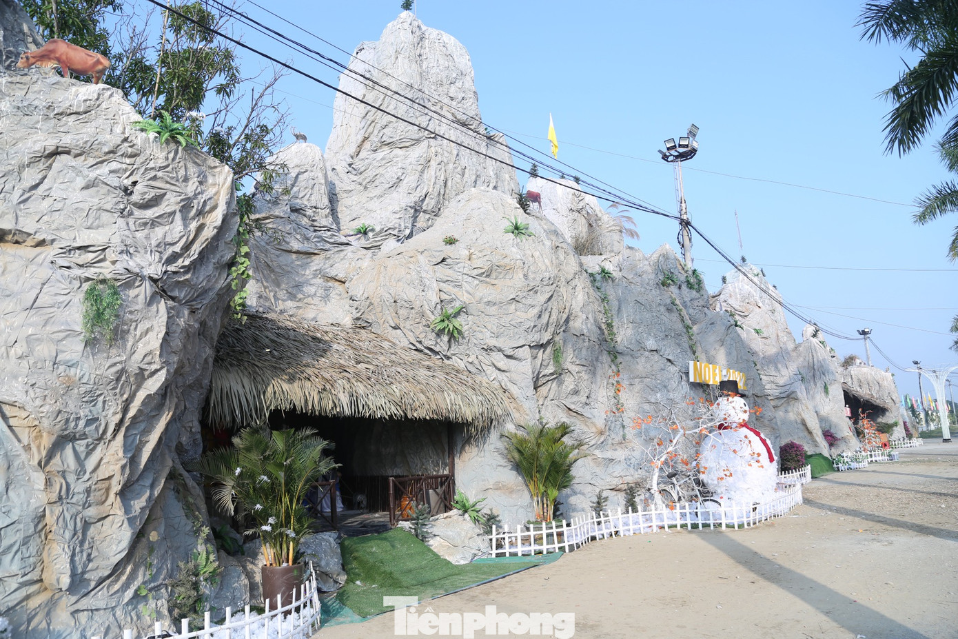 Hơn 1 tháng qua, khoảng 30 người dân giáo xứ Kẻ Gai (xã Hưng Tây, huyện Hưng Nguyên, Nghệ An) cùng chung tay để dựng công trình chính mừng lễ Noel. Hang đá do người dân trong giáo xứ lên ý tưởng thiết kế, sau đó toàn bộ giáo dân cùng làm.