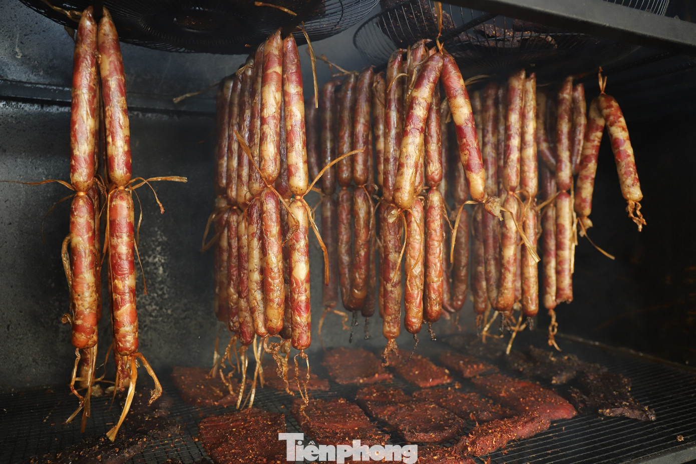 Lạp xưởng được sấy trên bếp.