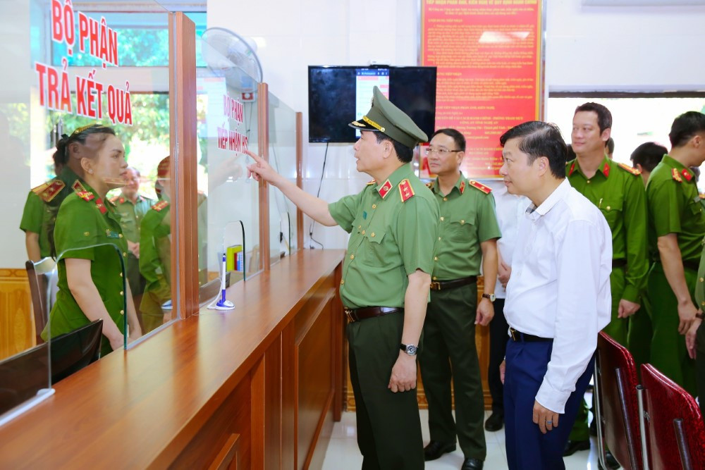 Trung tướng Lê Quốc Hùng - Thứ trưởng Bộ Công an cùng lãnh đạo tỉnh Nghệ An, lãnh đạo Công an Nghệ An kiểm tra tại Bộ phận một cửa Công an phường Trường Thi, thành phố Vinh. Trung tướng Lê Quốc Hùng - Thứ trưởng Bộ Công an cùng lãnh đạo tỉnh Nghệ An, lãnh đạo Công an Nghệ An kiểm tra tại Bộ phận một cửa Công an phường Trường Thi, thành phố Vinh.