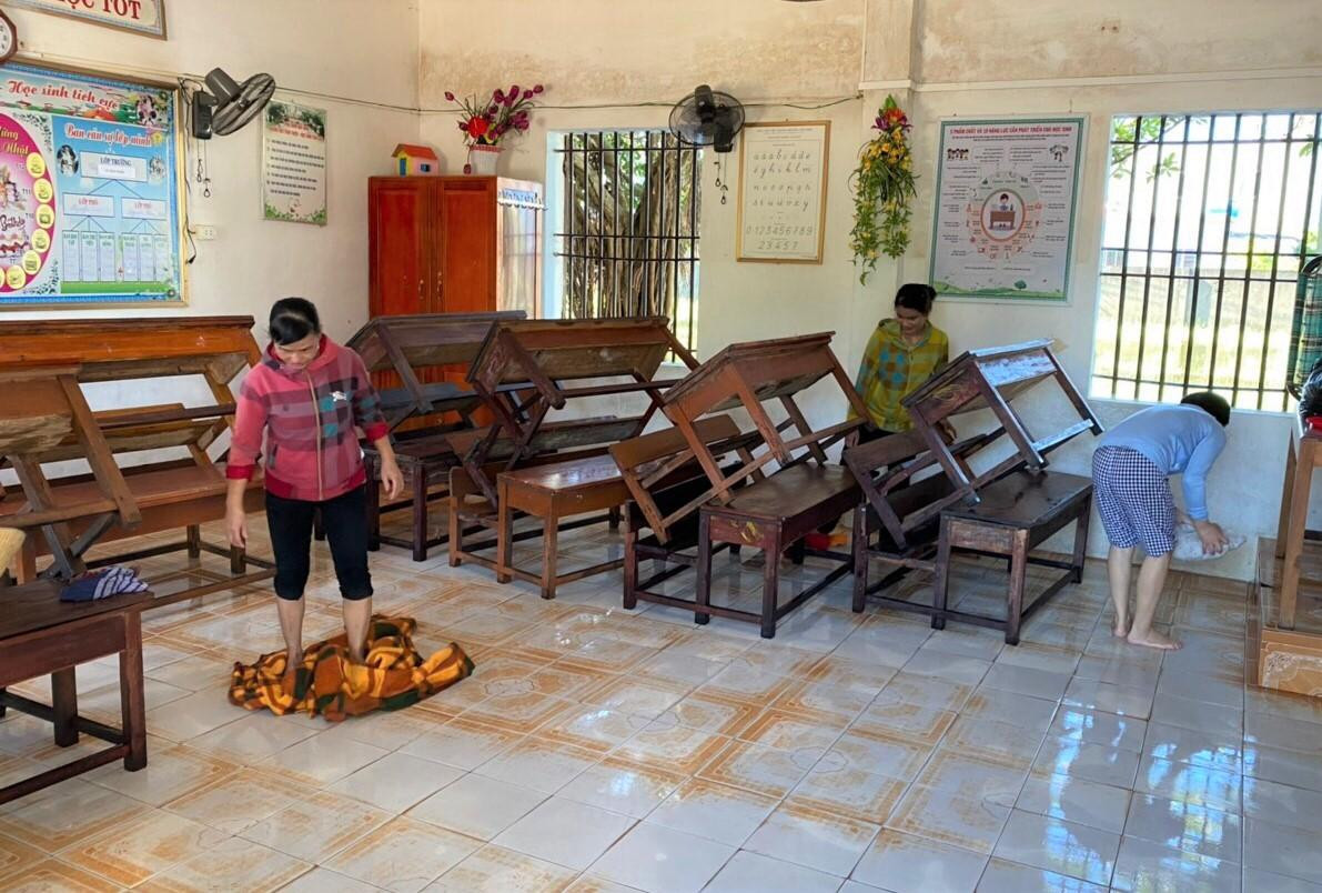 Thầy cô trường Tiểu học Quỳnh Hồng dọn dẹp trường sau lũ Thầy cô trường Tiểu học Quỳnh Hồng dọn dẹp trường sau lũ