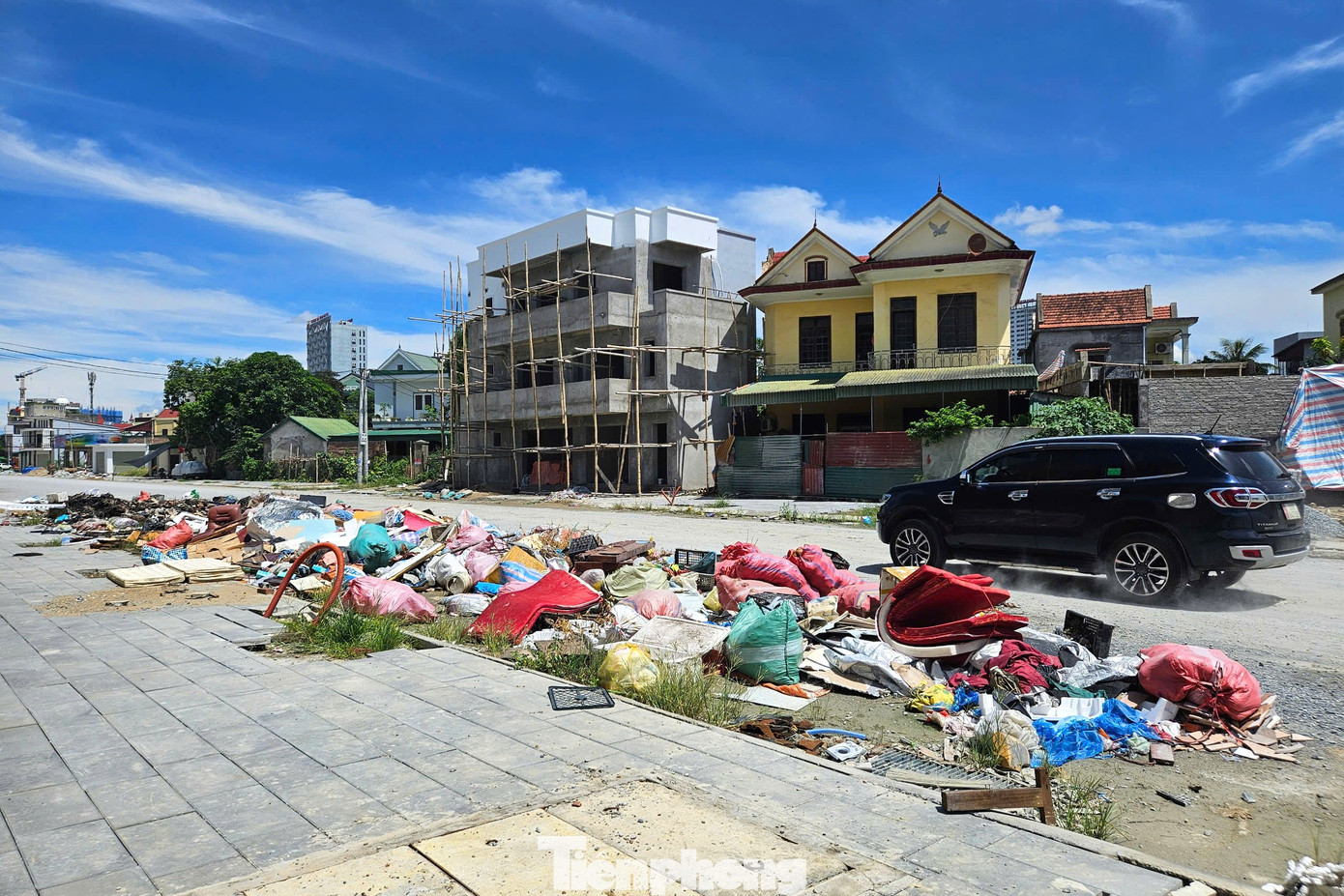 “Tình trạng rác thải bừa bãi, chất thành đống, bốc mùi hôi thối nồng nặc gây ô nhiễm trên đường Lý Thường Kiệt đã xảy ra từ rất lâu rồi nhưng vẫn không thấy ai dọn dẹp hay các cơ quan chức năng xử lý”, một người dân trú khối Quang Tiến, phường Hưng Bình chia sẻ.
