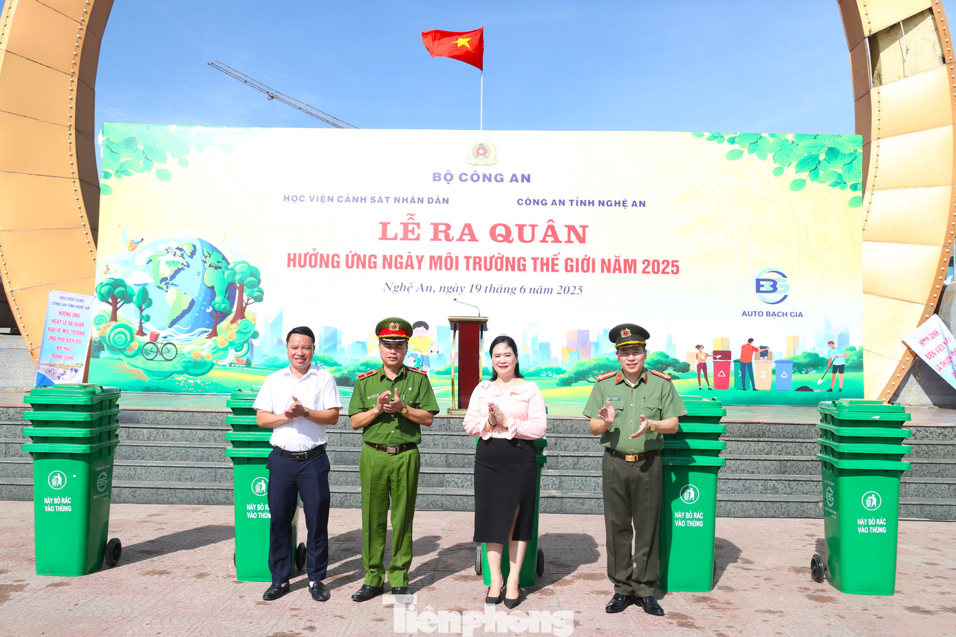 Thiếu tướng, GS.TS Nguyễn Đắc Hoan, Học viện Cảnh sát nhân dân, Đại tá Trần Hồng Quang - Phó Giám đốc Công an tỉnh Nghệ An và nhà tài trợ trao tặng thùng đựng rác cho UBND phường Nghi Hương, thành phố Vinh, Nghệ An.