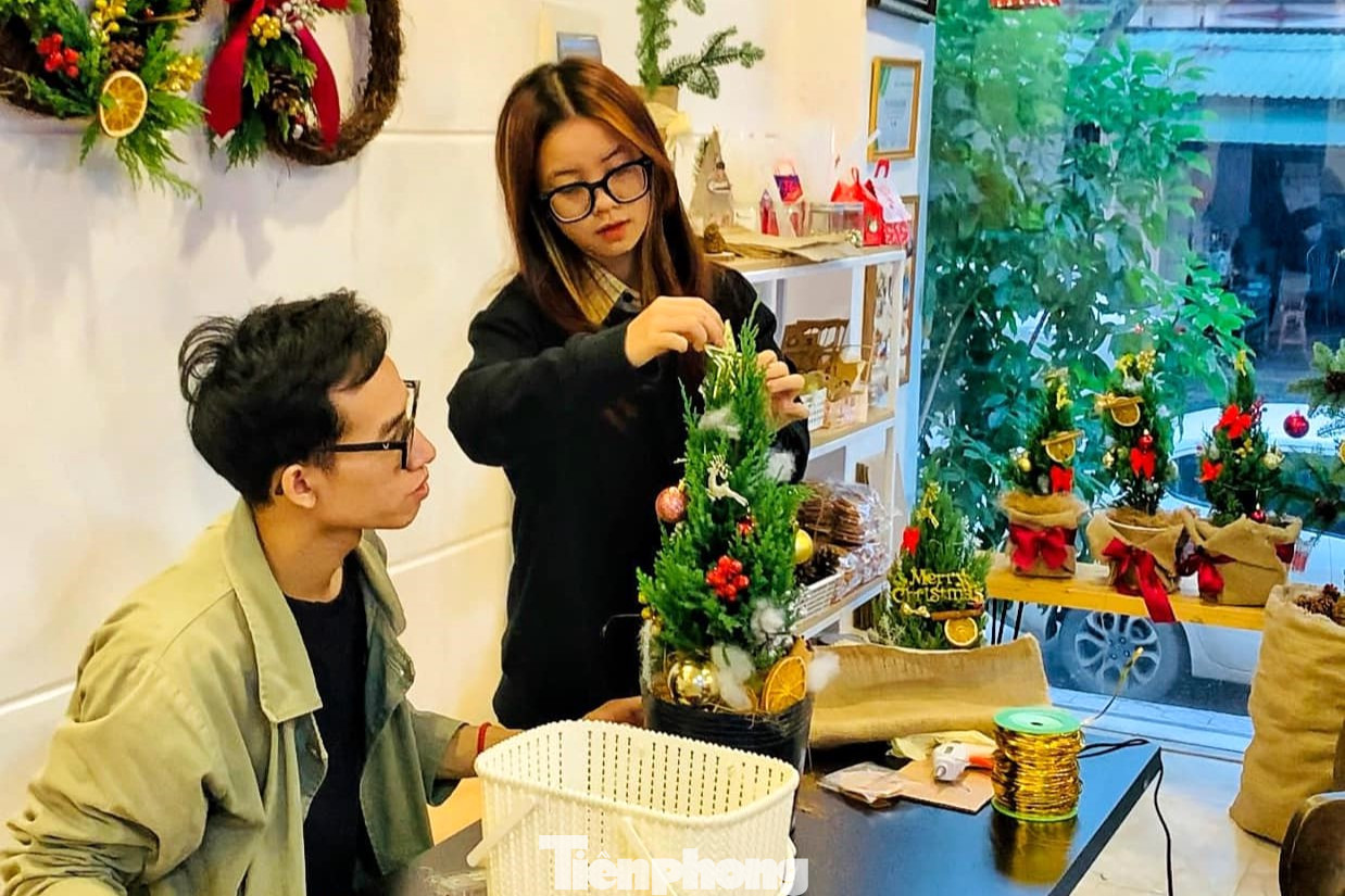 Chị Nguyễn Vân Anh, chủ một workshop trên đường Võ Thị Sáu, TP Vinh, Nghệ An cho hay: “Hiện nay nhu cầu trải nghiệm làm đồ handmade khá phổ biến, thu hút được rất nhiều bạn trẻ. Ở các hoạt động workshop, tôi cố gắng tạo ra cho các bạn trải nghiệm thực tế nhất. Thành phẩm các bạn có thể mang làm quà tặng được. Chi phí sẽ tùy thuộc vào từng hoạt động cụ thể, dao động từ 80.000 - 250.000 đồng”.