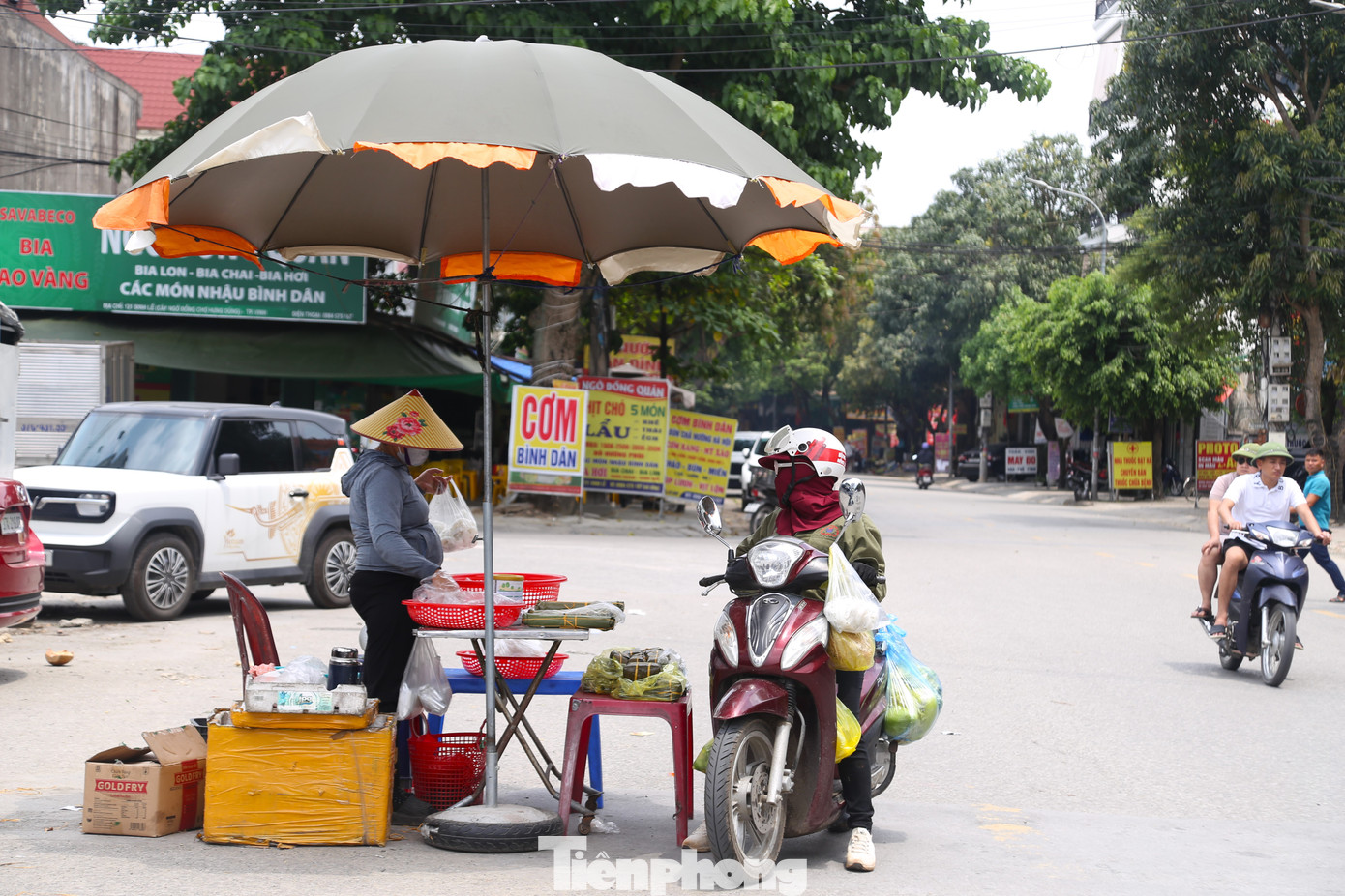 Trong ngày Quốc tế lao động 1/5, nhiều người lao động ở thành phố Vinh (Nghệ An) miệt mài mưu sinh với công việc thường nhật của mình. Mỗi người một hoàn cảnh, công việc khác nhau nhưng đều chung cuộc sống khó khăn, vất vả.