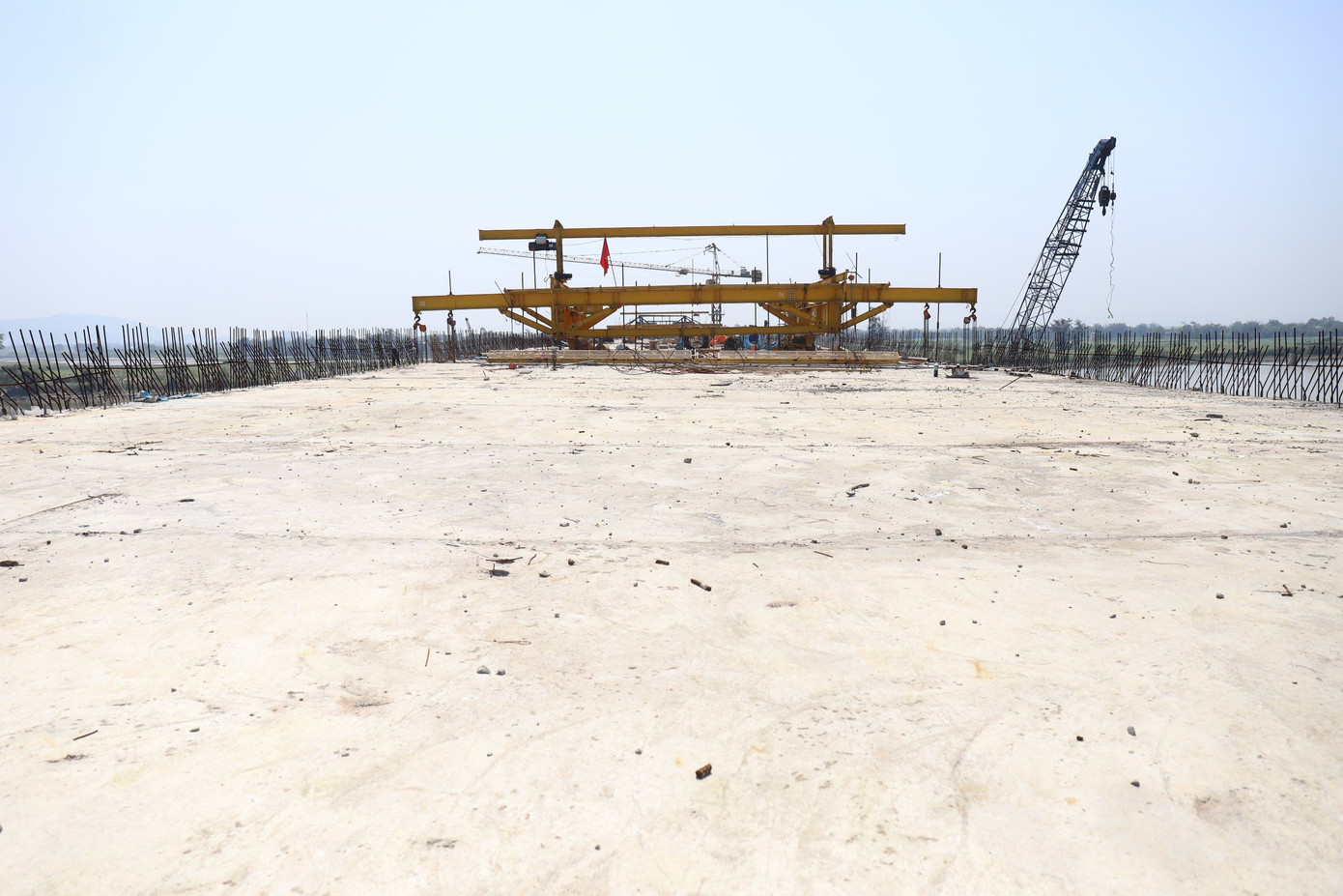 Mặt cầu có thiết kế rộng 17,5m, 4 làn xe chạy, có giải phân cách cứng.