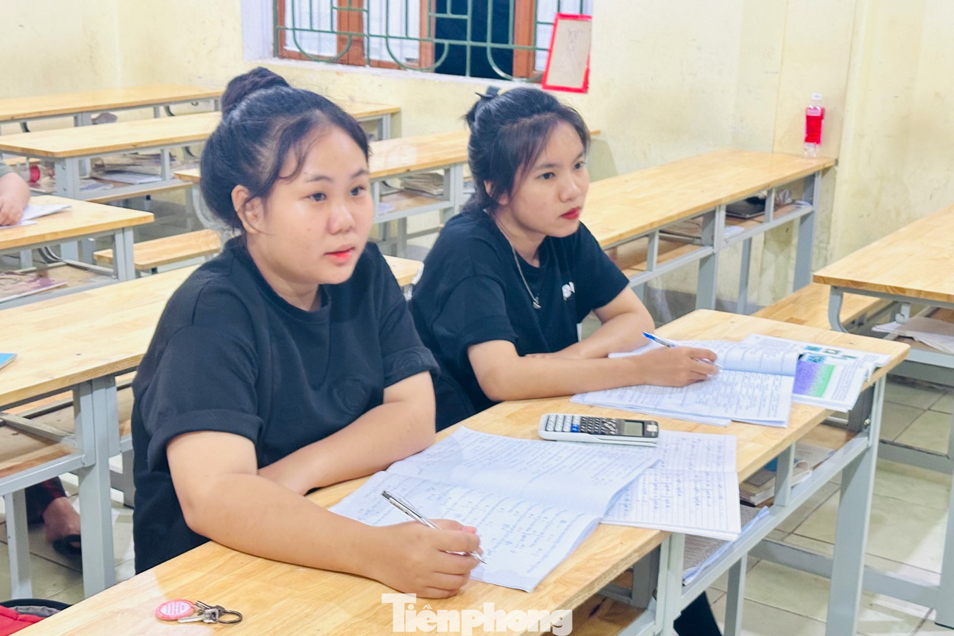 Em Lê Thị Thảo (học sinh lớp 12C2) chia sẻ: “Em thi khối C nên môn Toán còn yếu. Hiện nay điểm trung bình môn toán thấp nên em có chút lo lắng. Buổi tối sang trường học, được các thầy cô tận tình giảng dạy, hỗ trợ nên em yên tâm hơn”.