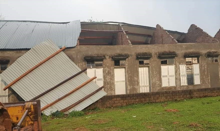 Mưa đá, lốc xoáy làm một số trường học trên địa bàn huyện Quế Phong bị tốc mái Mưa đá, lốc xoáy làm một số trường học trên địa bàn huyện Quế Phong bị tốc mái