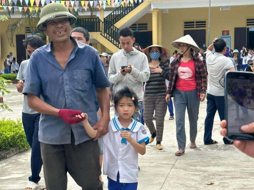 Bé gái được bố đón về sau khi ngủ dậy trong sự ngỡ ngàng