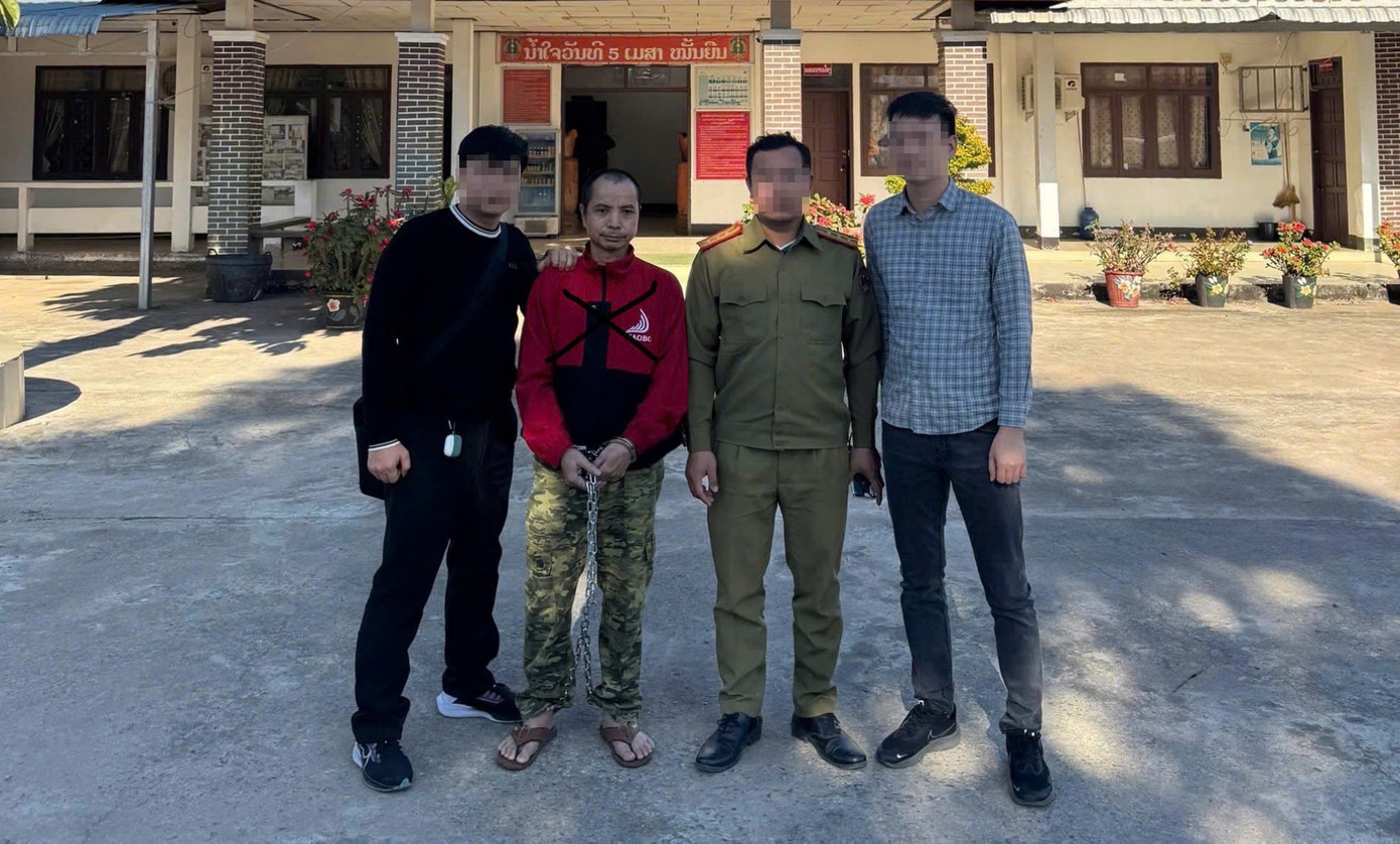 Đối tượng (X) được dẫn giải từ Lào về Nghệ An Đối tượng (X) được dẫn giải từ Lào về Nghệ An