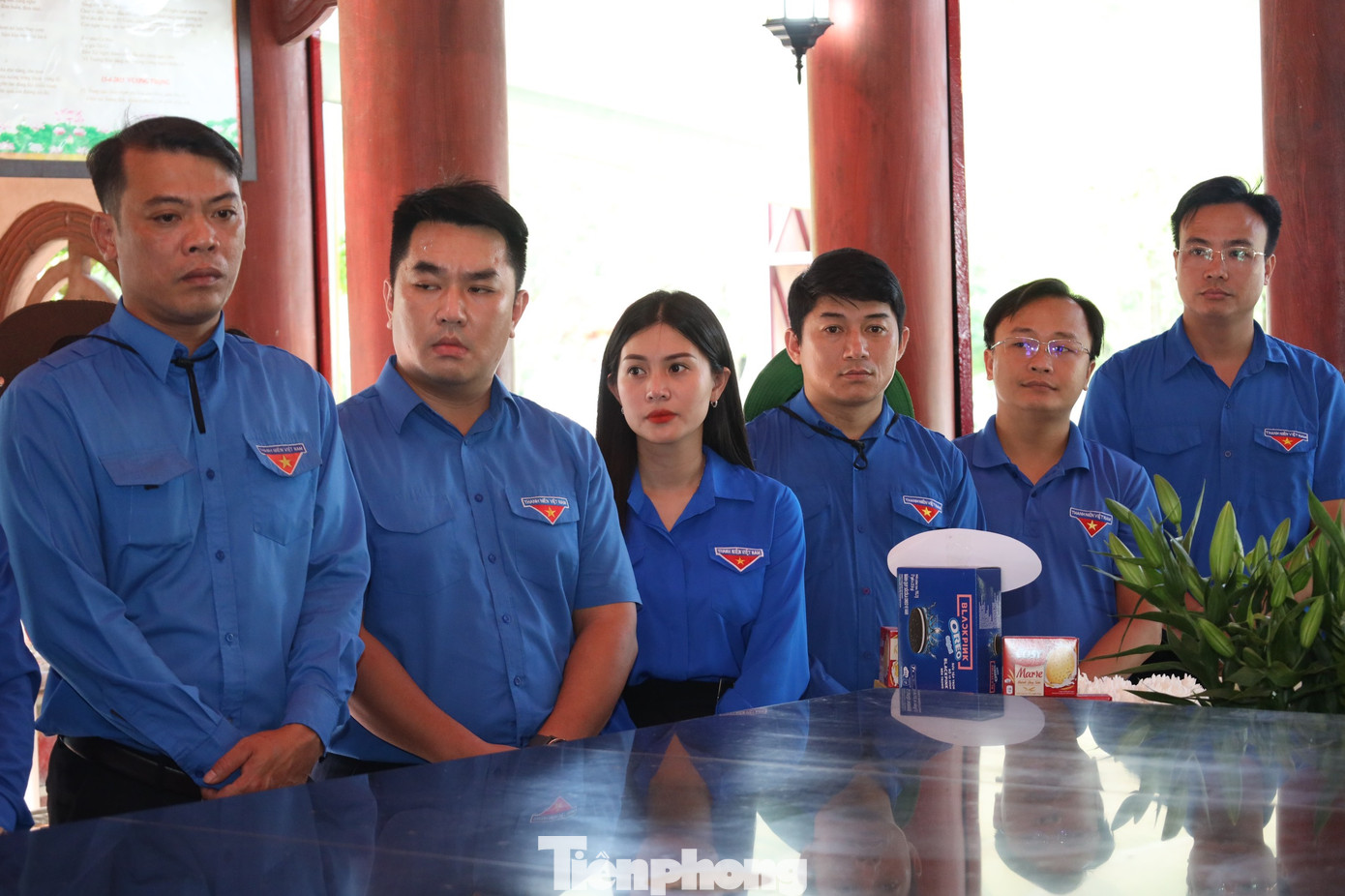 Bên ngôi mộ chung, cán bộ, đoàn viên thanh niên lắng nghe thuyết minh viên kể lại giây phút hy sinh đầy xúc động của 13 liệt sĩ thanh niên xung phong ở Truông Bồn.