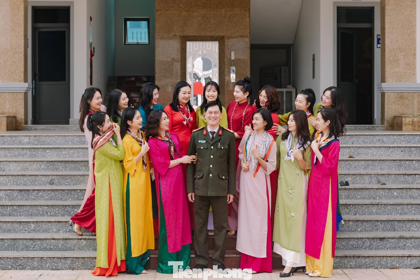 Áo dài là hình ảnh quen thuộc của người phụ nữ Việt Nam và cũng là biểu tượng của phụ nữ Việt và tâm hồn Việt.