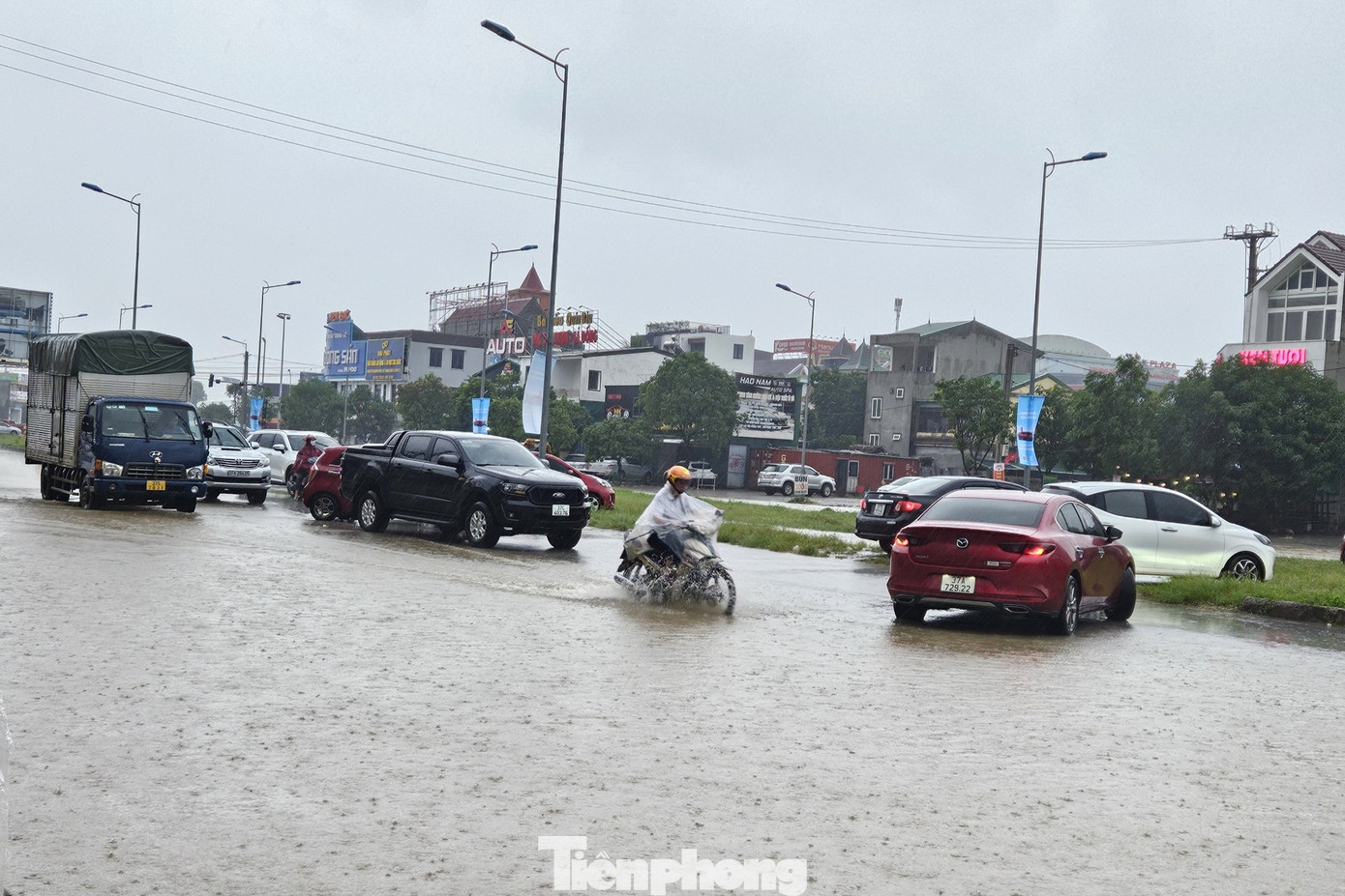 Nhiều phương tiện quay đầu xe khi đi vào đoạn đường ngập.