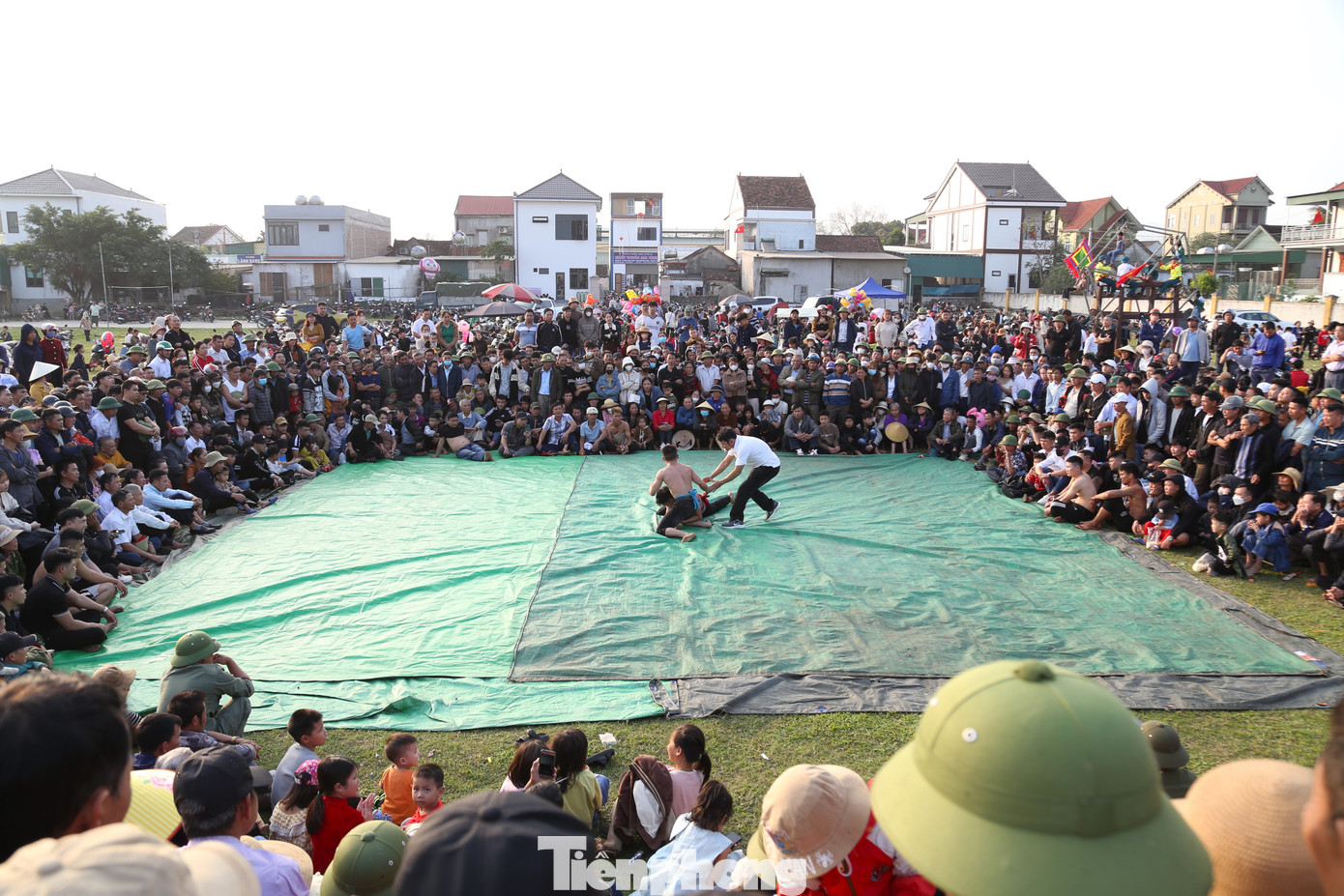 Chiều 13/2 (tức mùng 4 Tết Giáp Thìn), UBND xã Nam Thanh, huyện Nam Đàn, Nghệ An tổ chức hội đấu vật mừng Xuân. Sới vật được dựng ở sân vận động xã, thu hút đông đảo đô vật và nhân dân địa phương tới tham gia, cổ vũ.