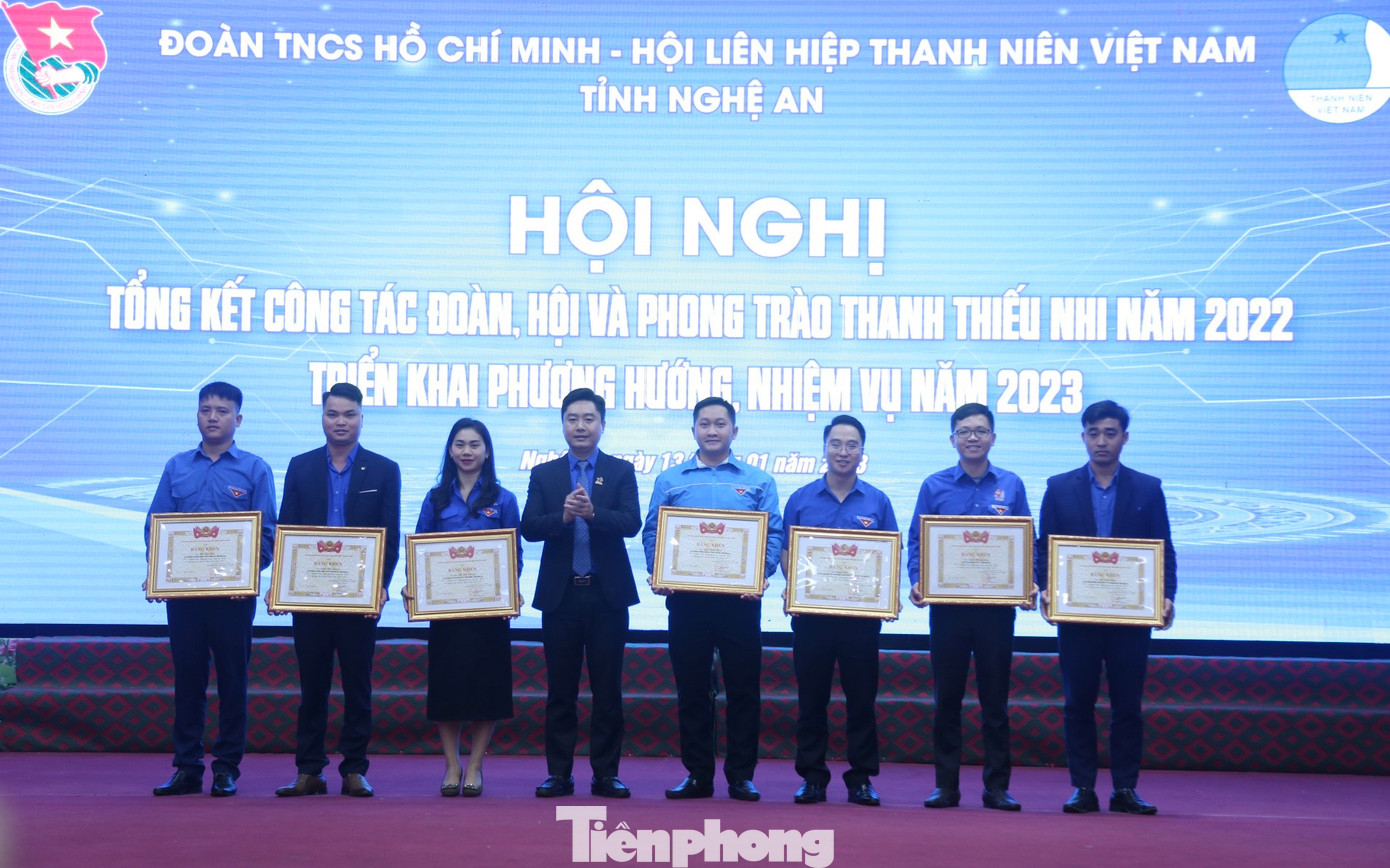 Tặng Bằng khen của T.Ư Đoàn cho các cá nhân xuất sắc trong công tác Đoàn và phong trào Thanh thiếu nhi năm 2022 Tặng Bằng khen của T.Ư Đoàn cho các cá nhân xuất sắc trong công tác Đoàn và phong trào Thanh thiếu nhi năm 2022