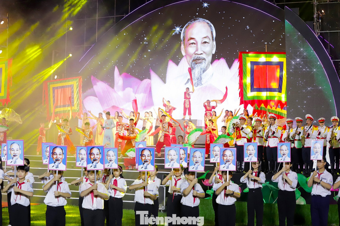 Tiết mục Hát múa ngày hội Làng Sen mở đầu buổi lễ.