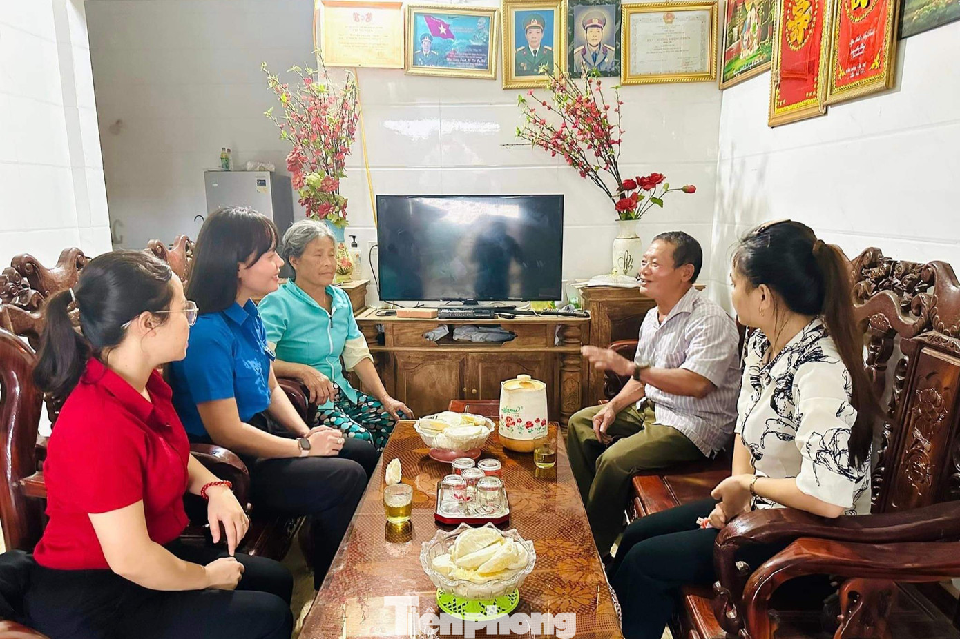 Ban Thường vụ Huyện đoàn Đô Lương đến thăm, tặng quà gia đình ông Nguyễn Văn Võ - thân nhân liệt sĩ Nguyễn Thị Văn - Đại đội 317, Đội 65 - Tổng đội TNXP Nghệ An hy sinh ngày 31/10/1968.