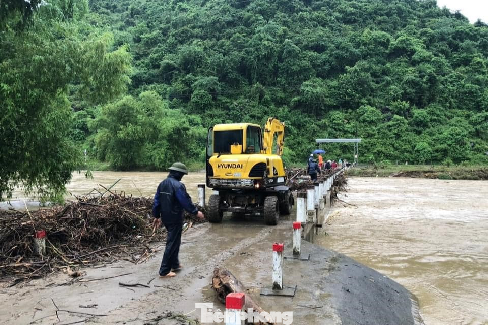 Lực lượng chức năng huy động máy móc để san gạt một số tuyến đường hư hỏng. Lực lượng chức năng huy động máy móc để san gạt một số tuyến đường hư hỏng.