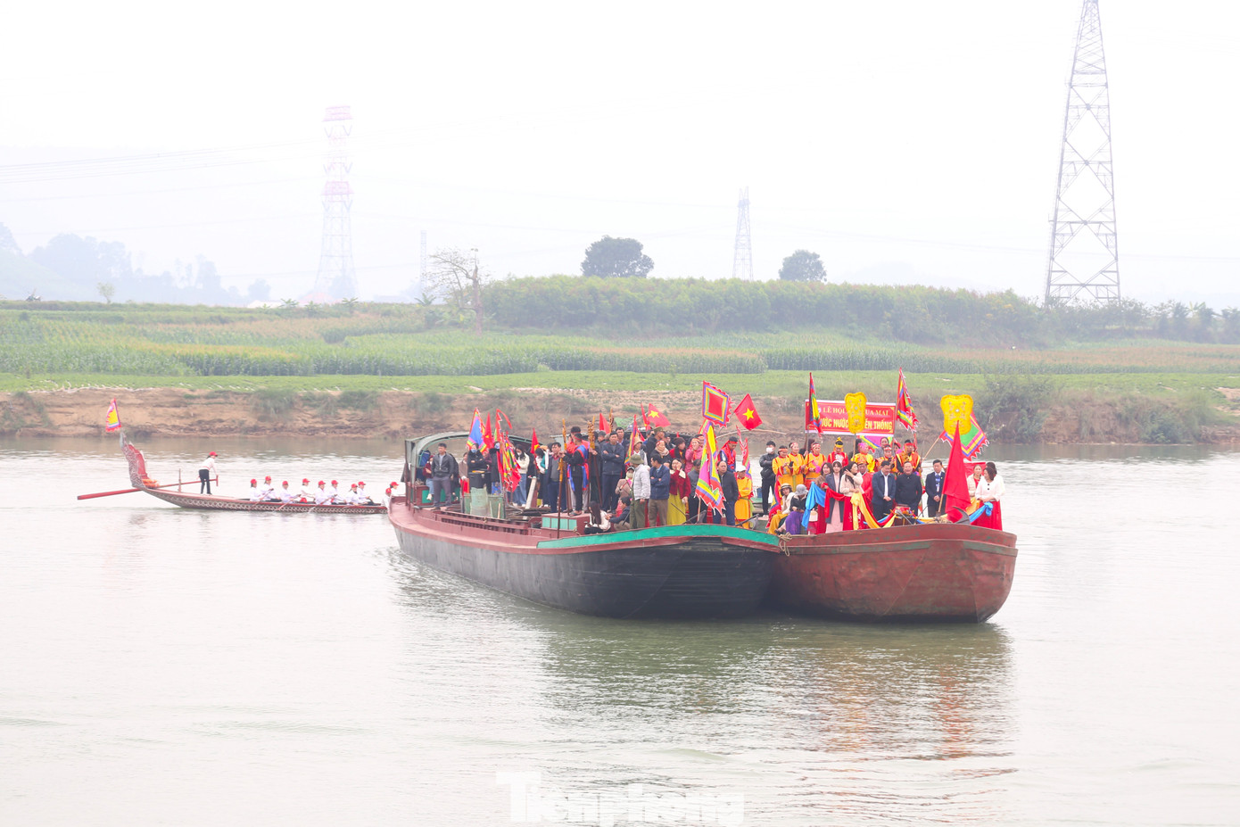 Hai thuyền lớn chở theo đoàn rước, từ bến gần đền vua Mai ngược sông Lam, đến khu vực trước núi Đụn, nơi có lăng vua Mai để lấy nước. Hai bên có đội đua thuyền hộ tống. Hai thuyền lớn chở theo đoàn rước, từ bến gần đền vua Mai ngược sông Lam, đến khu vực trước núi Đụn, nơi có lăng vua Mai để lấy nước. Hai bên có đội đua thuyền hộ tống.