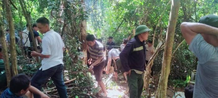 Người thân cùng hàng xóm mai táng bà H. theo phong tục địa phương