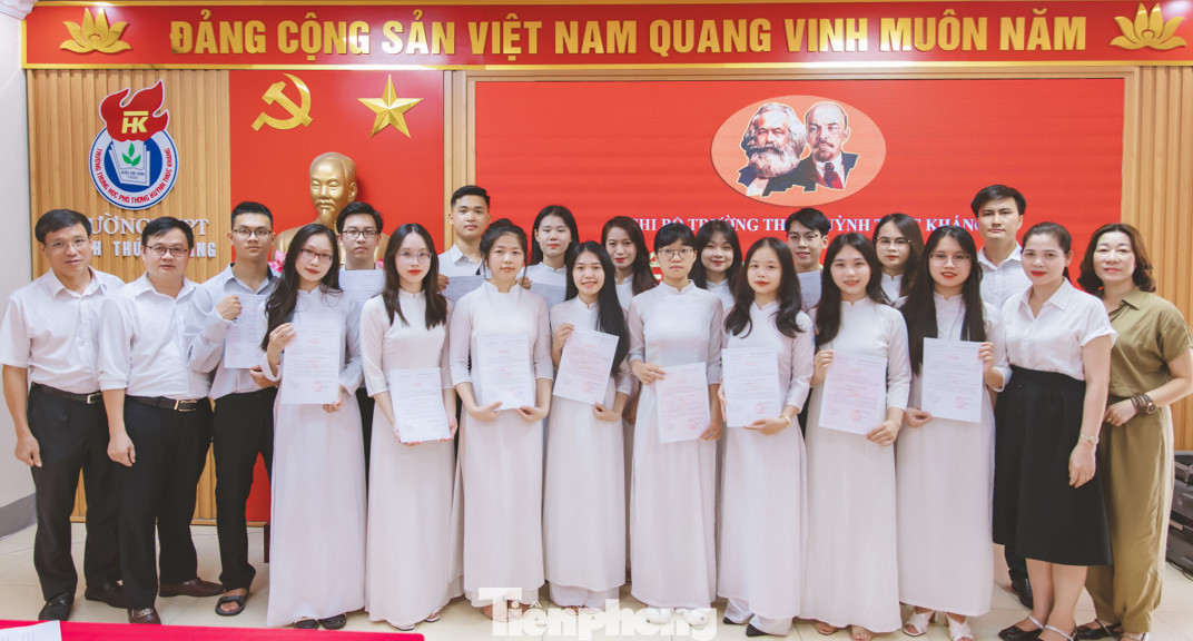 Chi bộ Trường THPT Huỳnh Thúc Kháng tổ chức kết nạp Đảng viên mới Chi bộ Trường THPT Huỳnh Thúc Kháng tổ chức kết nạp Đảng viên mới