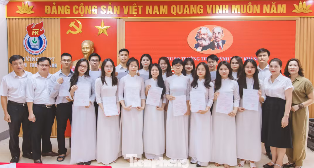 Chi bộ Trường THPT Huỳnh Thúc Kháng tổ chức kết nạp Đảng viên mới