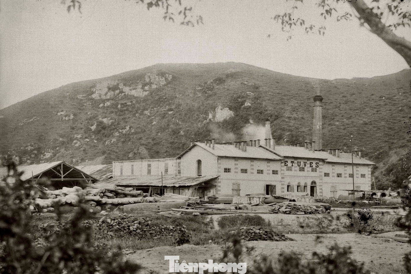 Nhà máy điện Bến Thủy được xây dựng năm 1923, công suất 3.500 kw.