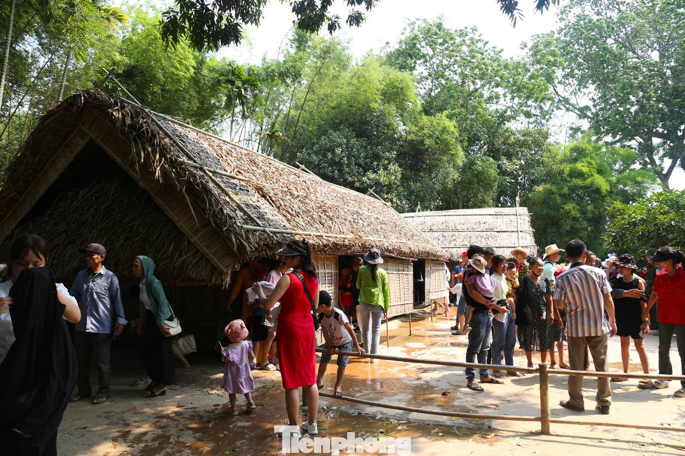 Làng Sen có ngôi nhà tranh của gia đình cụ Phó bảng Nguyễn Sinh Sắc, lưu giữ những kỷ vật gắn bó thời niên thiếu của Chủ tịch Hồ Chí Minh từ năm 1901 đến 1906 và hai lần Bác về thăm quê (năm 1957 và 1961).